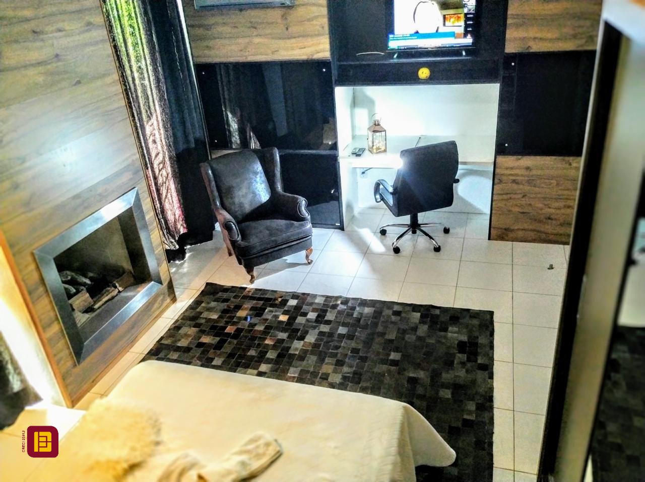 Casa com 450m², 8 quartos (sendo 8 suítes), 5 garagens, no bairro Centro em Florianópolis