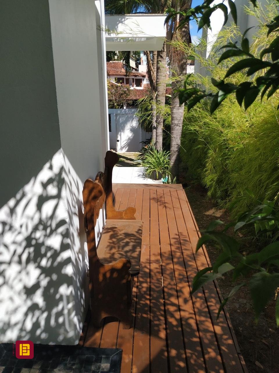 Casa com 450m², 8 quartos (sendo 8 suítes), 5 garagens, no bairro Centro em Florianópolis