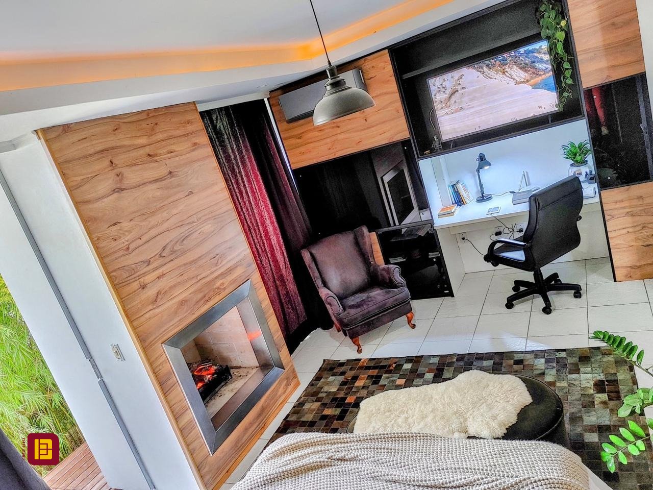 Casa com 450m², 8 quartos (sendo 8 suítes), 5 garagens, no bairro Centro em Florianópolis