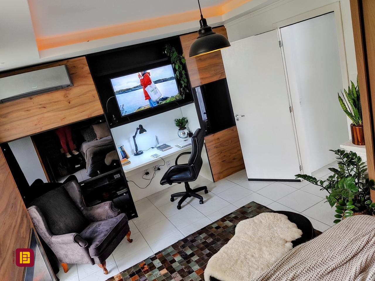 Casa com 450m², 8 quartos (sendo 8 suítes), 5 garagens, no bairro Centro em Florianópolis