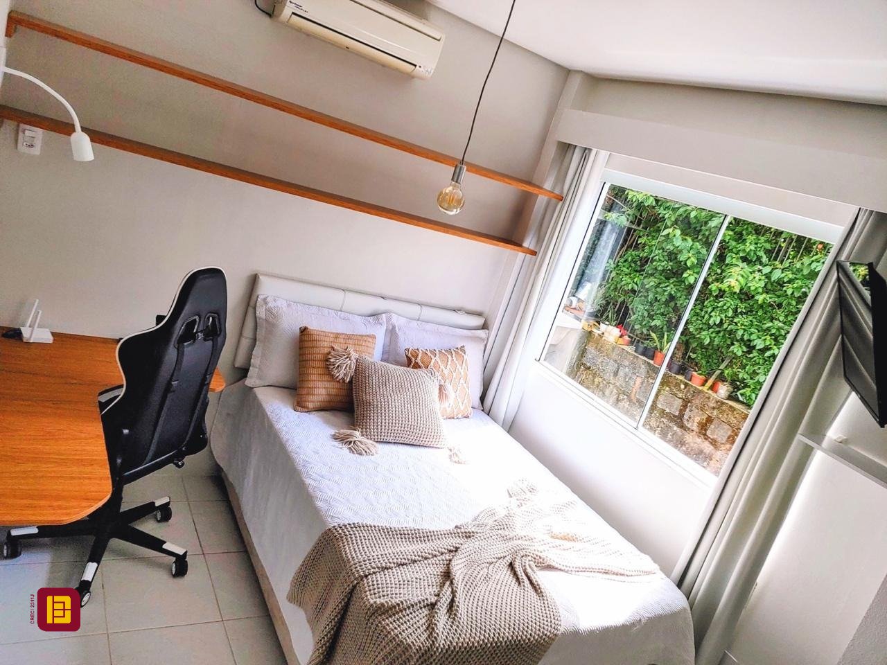 Casa com 450m², 8 quartos (sendo 8 suítes), 5 garagens, no bairro Centro em Florianópolis
