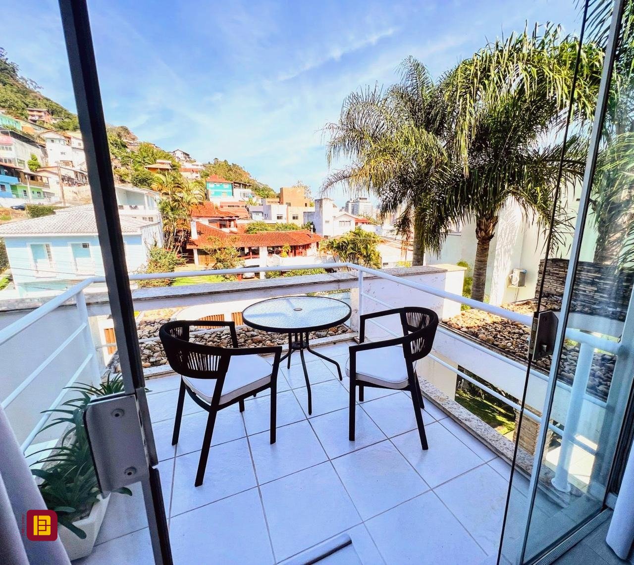 Casa com 450m², 8 quartos (sendo 8 suítes), 5 garagens, no bairro Centro em Florianópolis