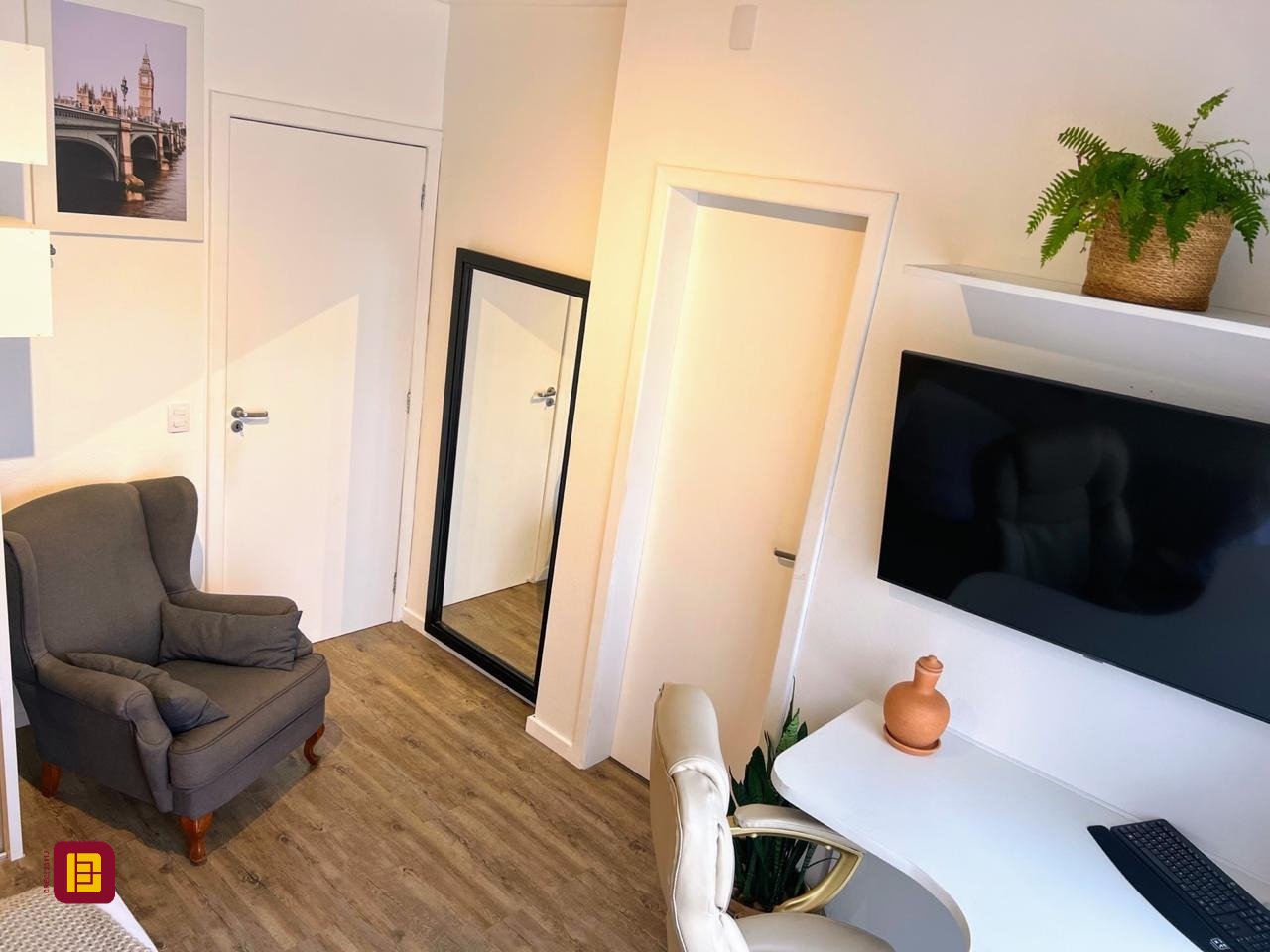Casa com 450m², 8 quartos (sendo 8 suítes), 5 garagens, no bairro Centro em Florianópolis