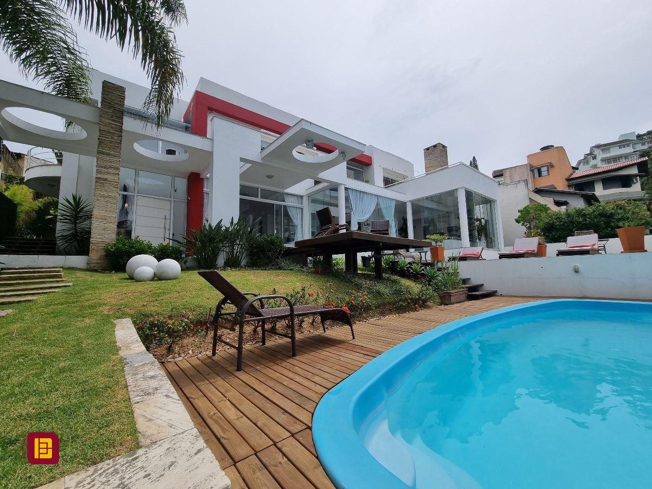 Casa com 450m², 8 quartos (sendo 8 suítes), 5 garagens, no bairro Centro em Florianópolis