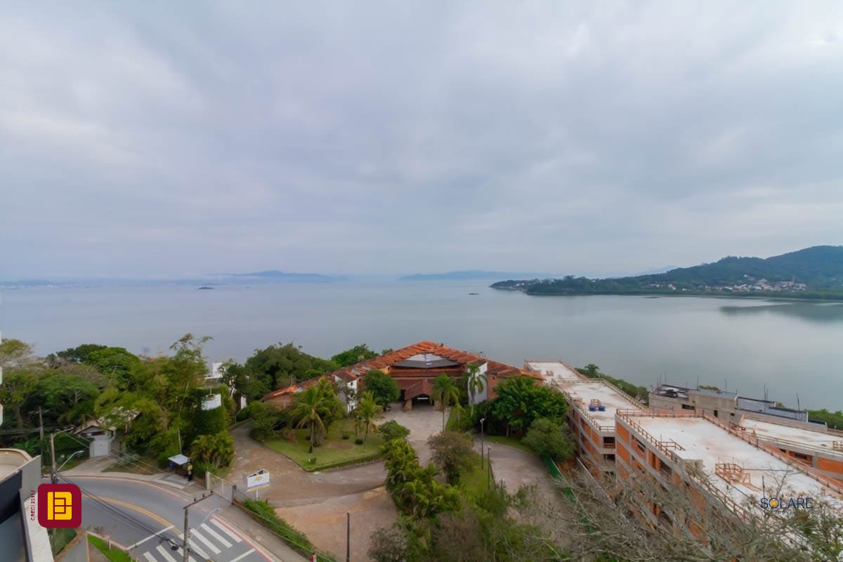 Cobertura com 297m², 4 quartos (sendo 2 suítes), 3 garagens, no bairro João Paulo em Florianópolis