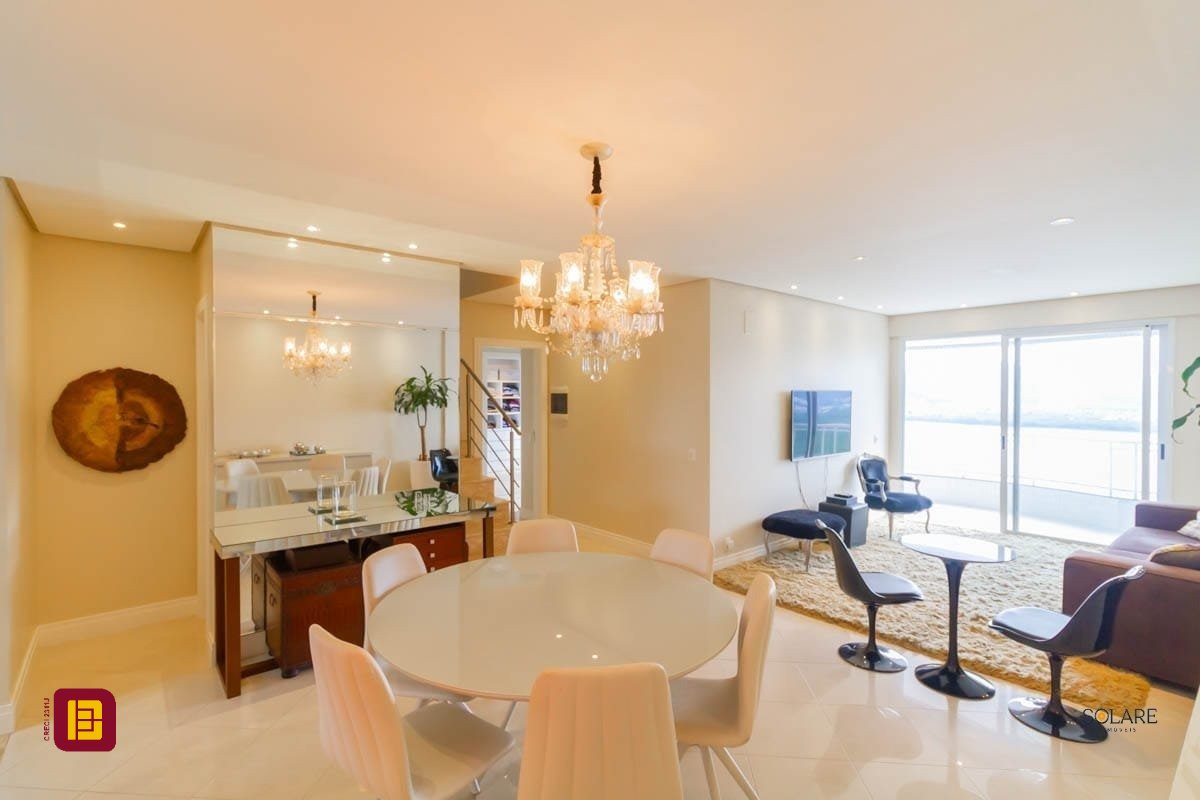Cobertura com 297m², 4 quartos (sendo 2 suítes), 3 garagens, no bairro João Paulo em Florianópolis