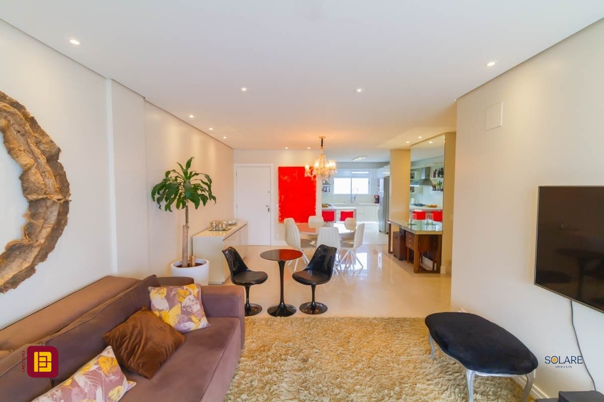 Cobertura com 297m², 4 quartos (sendo 2 suítes), 3 garagens, no bairro João Paulo em Florianópolis