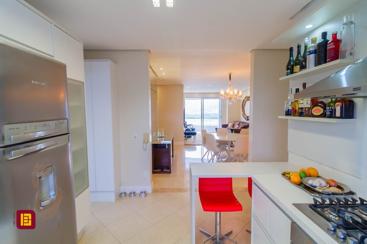 Cobertura com 297m², 4 quartos (sendo 2 suítes), 3 garagens, no bairro João Paulo em Florianópolis
