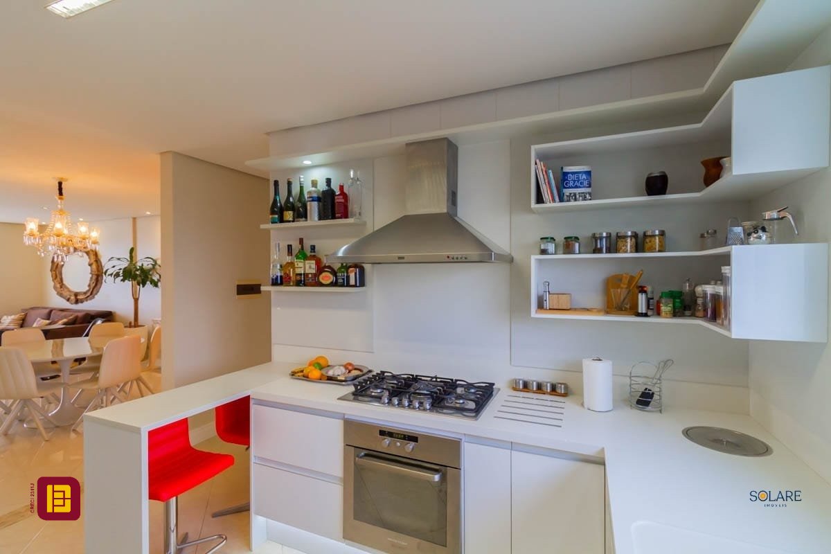 Cobertura com 297m², 4 quartos (sendo 2 suítes), 3 garagens, no bairro João Paulo em Florianópolis