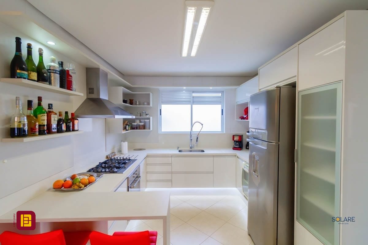 Cobertura com 297m², 4 quartos (sendo 2 suítes), 3 garagens, no bairro João Paulo em Florianópolis