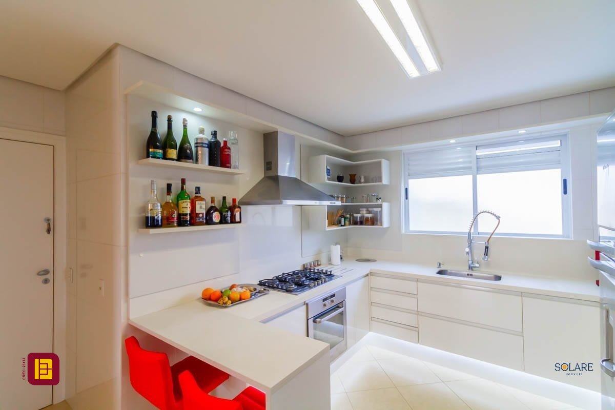 Cobertura com 297m², 4 quartos (sendo 2 suítes), 3 garagens, no bairro João Paulo em Florianópolis