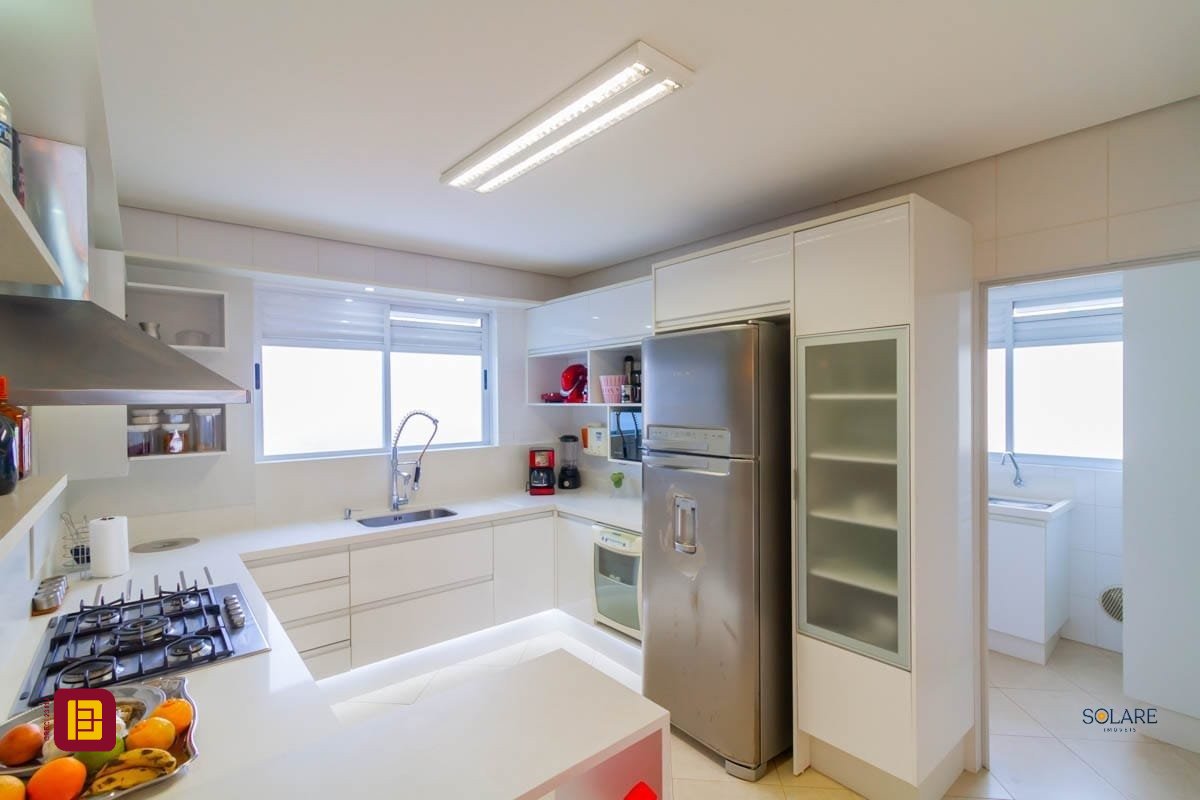 Cobertura com 297m², 4 quartos (sendo 2 suítes), 3 garagens, no bairro João Paulo em Florianópolis