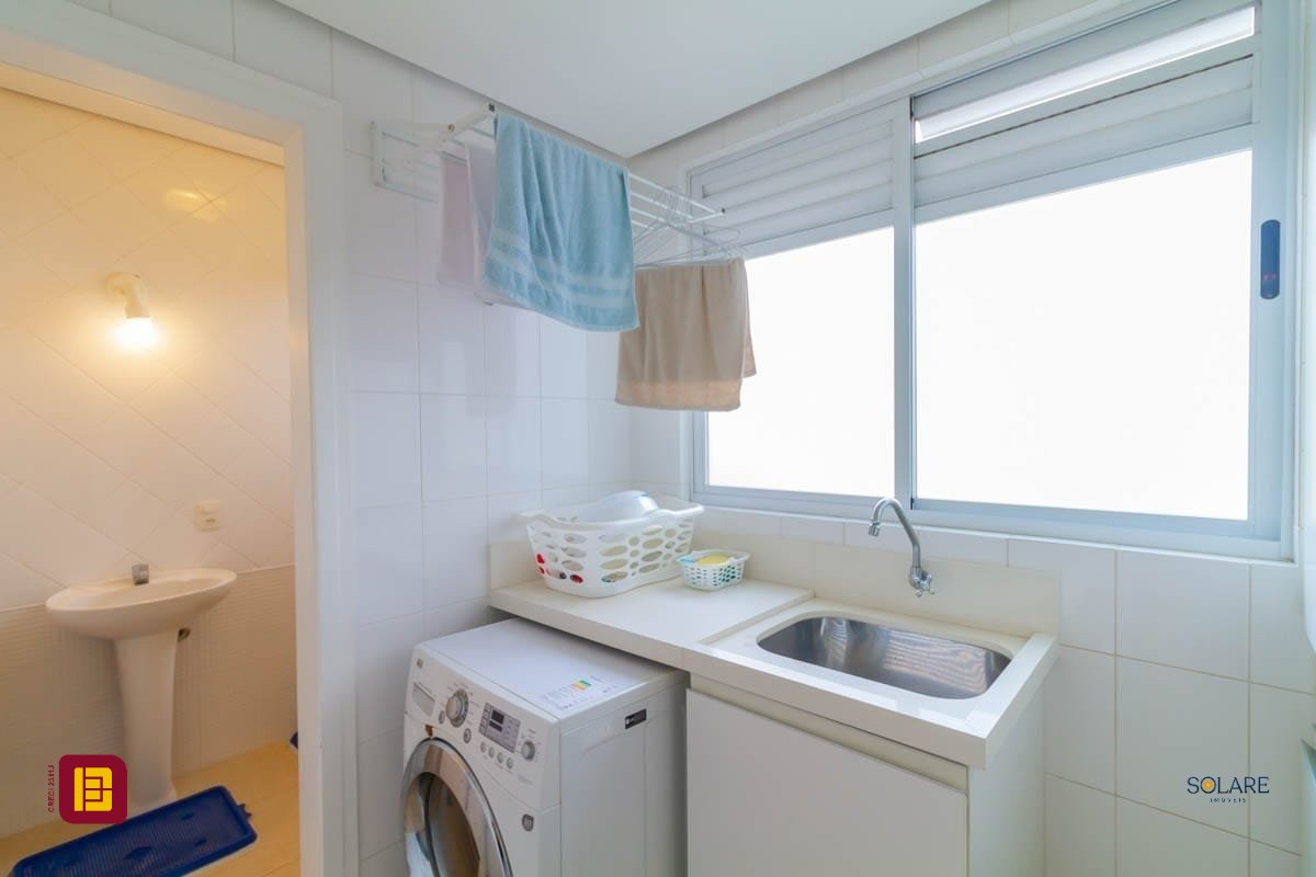 Cobertura com 297m², 4 quartos (sendo 2 suítes), 3 garagens, no bairro João Paulo em Florianópolis