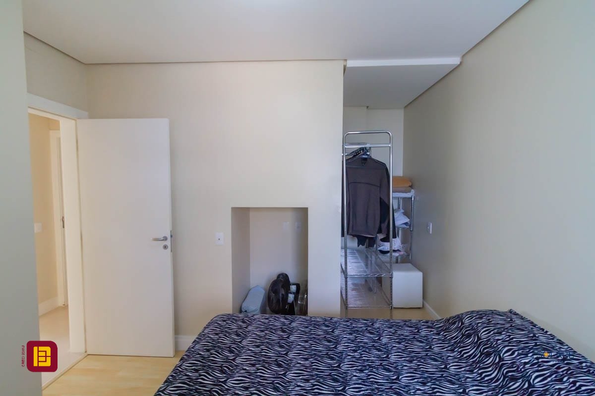 Cobertura com 297m², 4 quartos (sendo 2 suítes), 3 garagens, no bairro João Paulo em Florianópolis