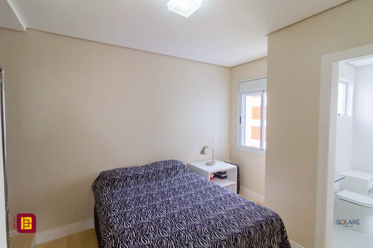 Cobertura com 297m², 4 quartos (sendo 2 suítes), 3 garagens, no bairro João Paulo em Florianópolis