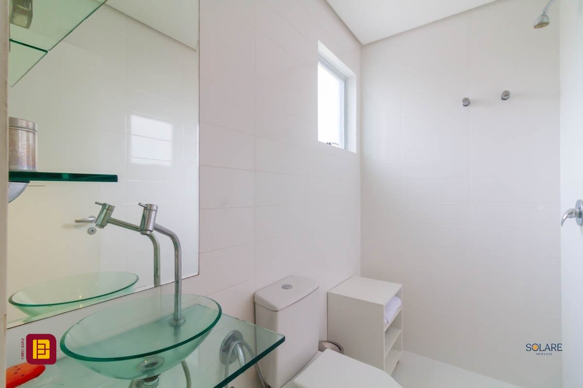 Cobertura com 297m², 4 quartos (sendo 2 suítes), 3 garagens, no bairro João Paulo em Florianópolis