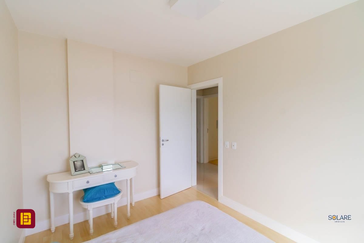 Cobertura com 297m², 4 quartos (sendo 2 suítes), 3 garagens, no bairro João Paulo em Florianópolis