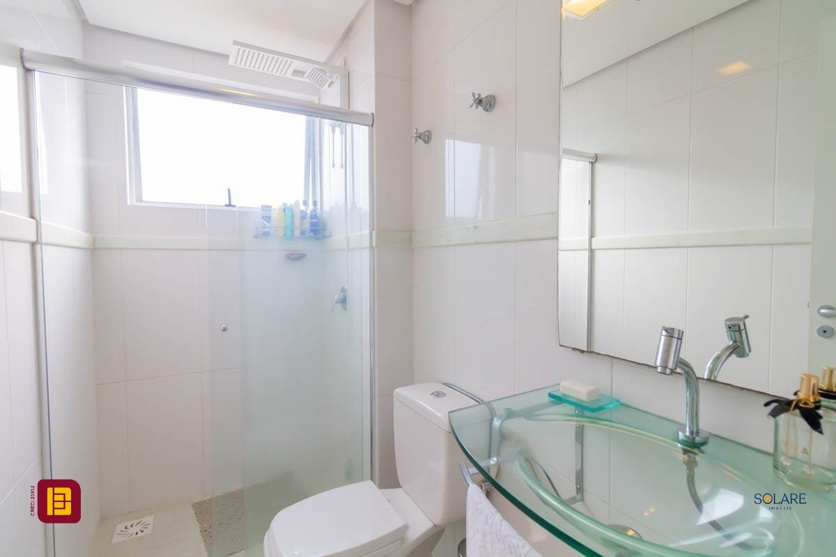 Cobertura com 297m², 4 quartos (sendo 2 suítes), 3 garagens, no bairro João Paulo em Florianópolis