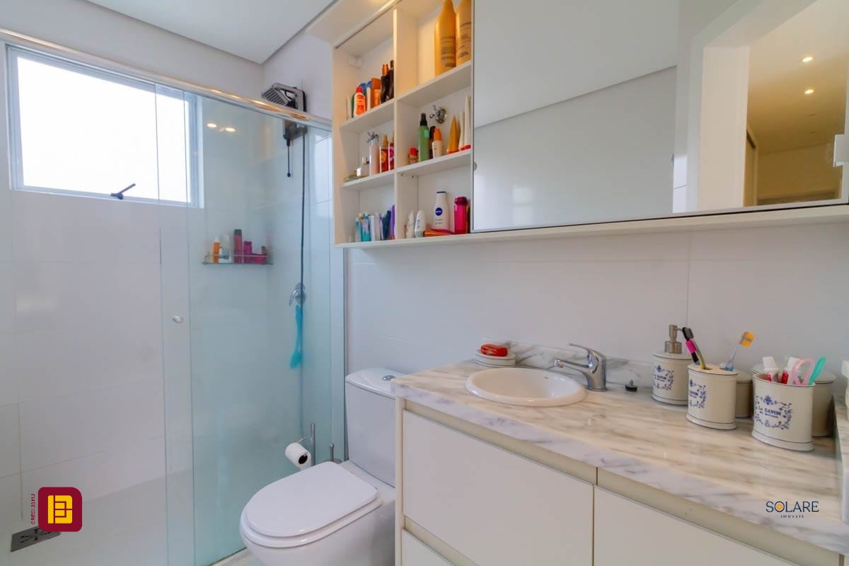 Cobertura com 297m², 4 quartos (sendo 2 suítes), 3 garagens, no bairro João Paulo em Florianópolis