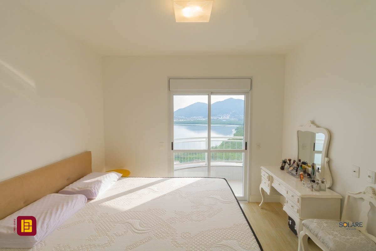 Cobertura com 297m², 4 quartos (sendo 2 suítes), 3 garagens, no bairro João Paulo em Florianópolis