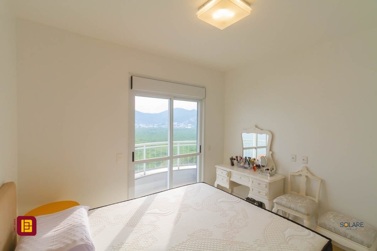 Cobertura com 297m², 4 quartos (sendo 2 suítes), 3 garagens, no bairro João Paulo em Florianópolis