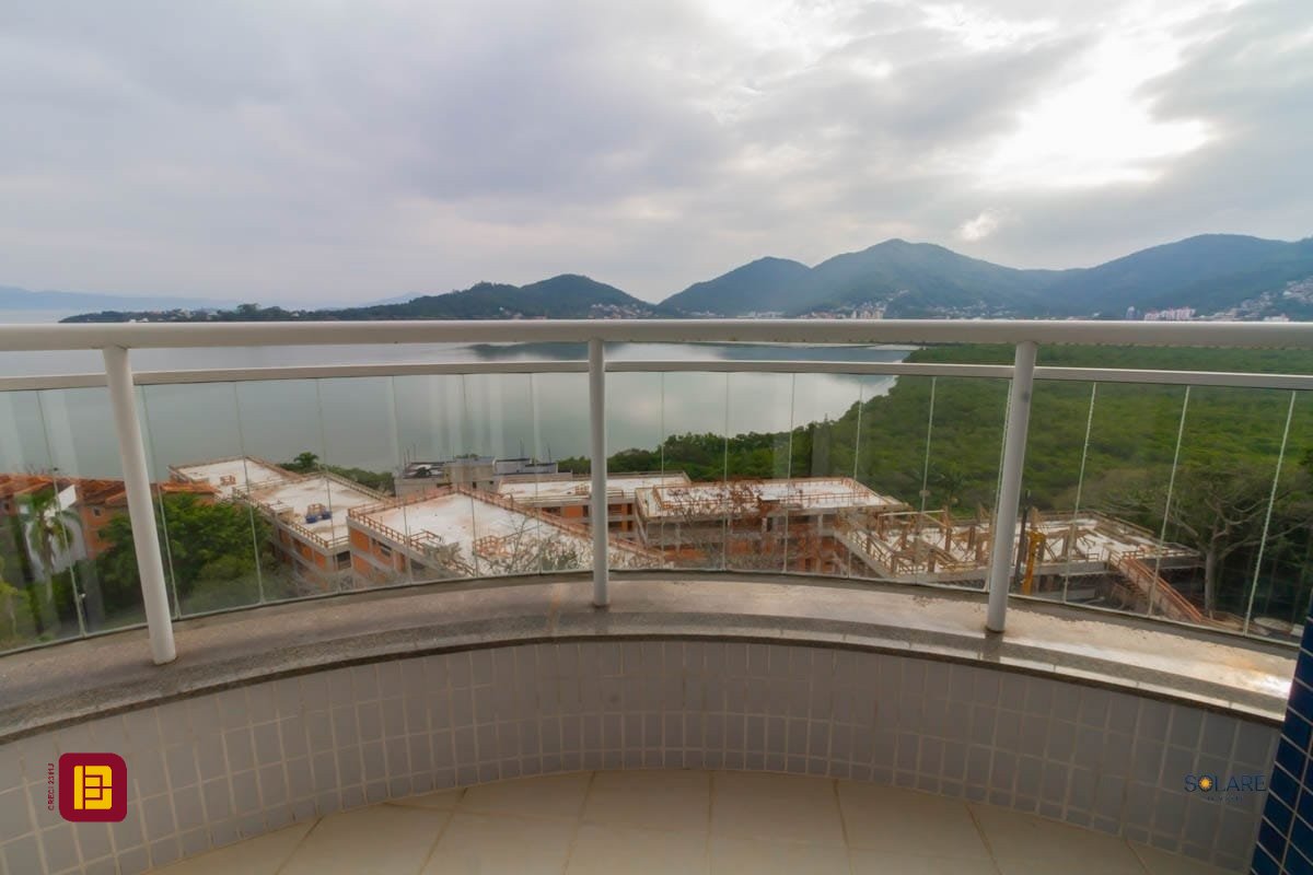 Cobertura com 297m², 4 quartos (sendo 2 suítes), 3 garagens, no bairro João Paulo em Florianópolis