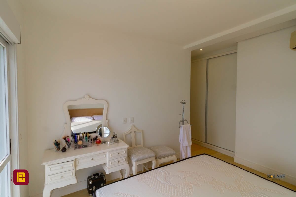 Cobertura com 297m², 4 quartos (sendo 2 suítes), 3 garagens, no bairro João Paulo em Florianópolis