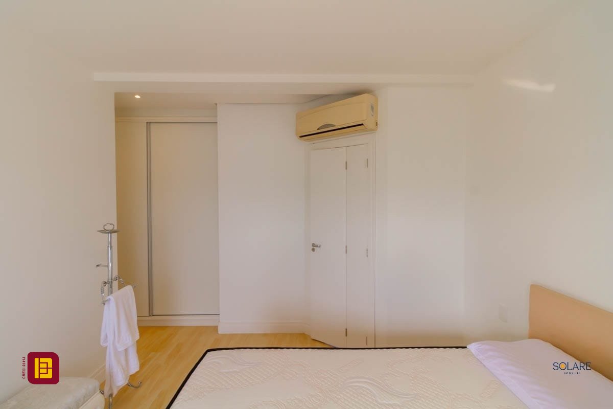 Cobertura com 297m², 4 quartos (sendo 2 suítes), 3 garagens, no bairro João Paulo em Florianópolis