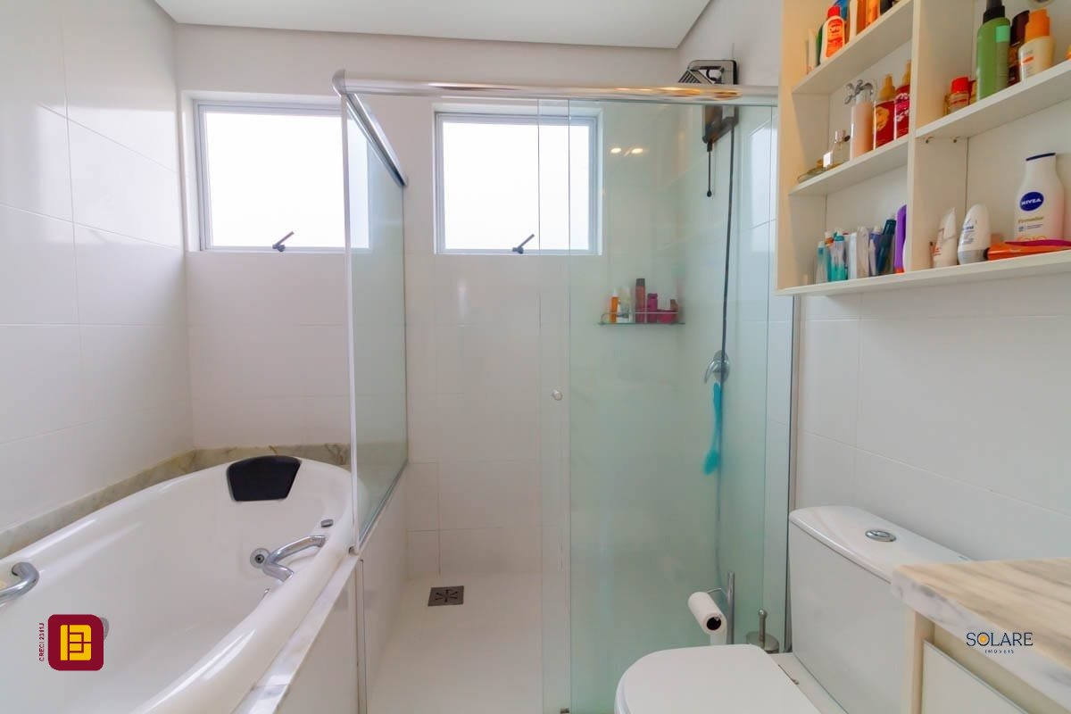 Cobertura com 297m², 4 quartos (sendo 2 suítes), 3 garagens, no bairro João Paulo em Florianópolis