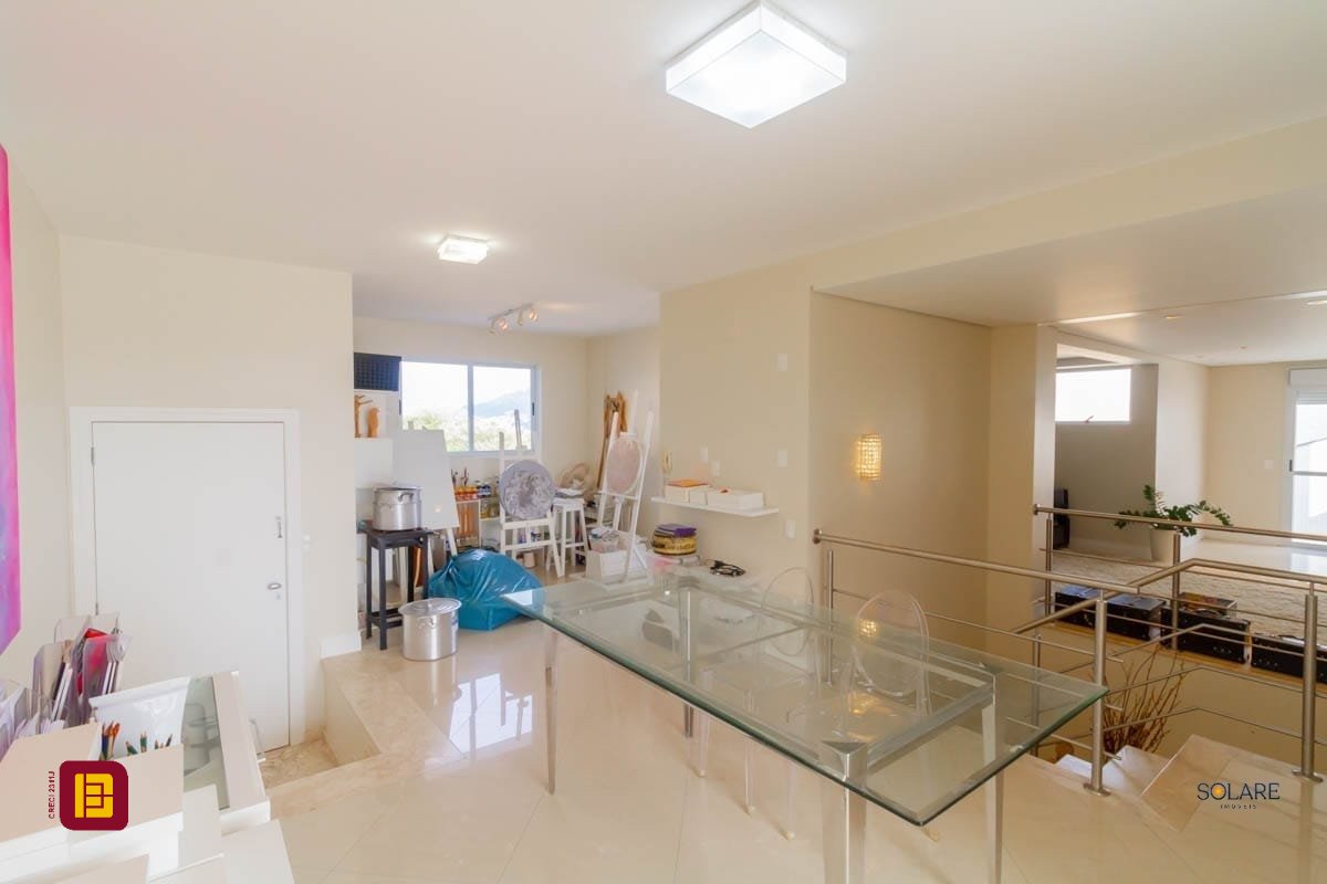 Cobertura com 297m², 4 quartos (sendo 2 suítes), 3 garagens, no bairro João Paulo em Florianópolis
