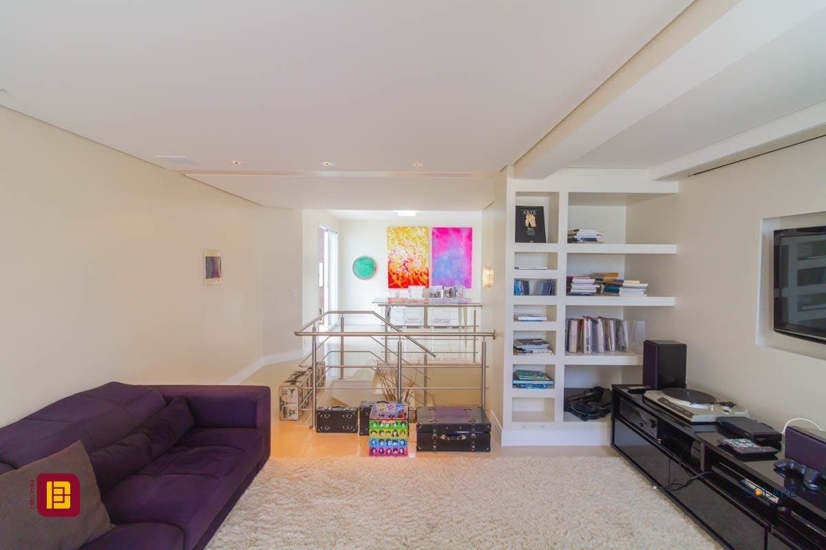 Cobertura com 297m², 4 quartos (sendo 2 suítes), 3 garagens, no bairro João Paulo em Florianópolis