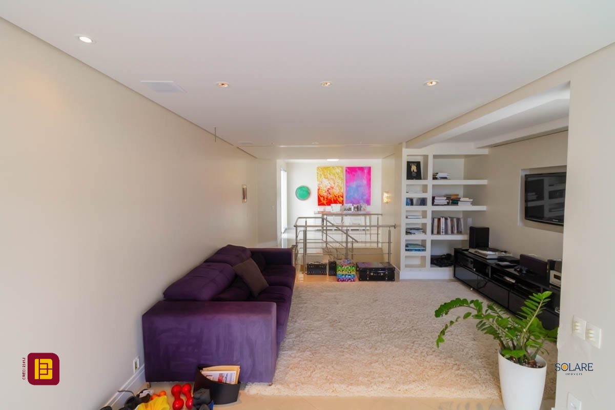 Cobertura com 297m², 4 quartos (sendo 2 suítes), 3 garagens, no bairro João Paulo em Florianópolis