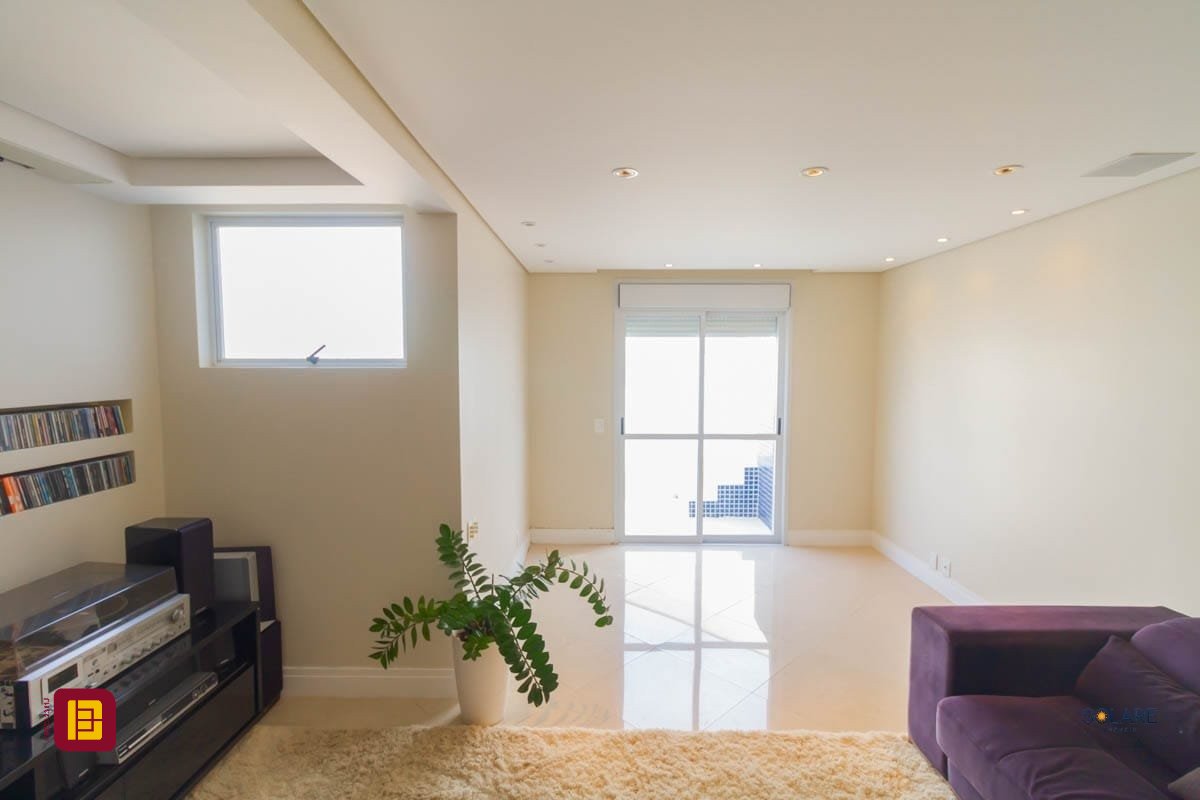 Cobertura com 297m², 4 quartos (sendo 2 suítes), 3 garagens, no bairro João Paulo em Florianópolis