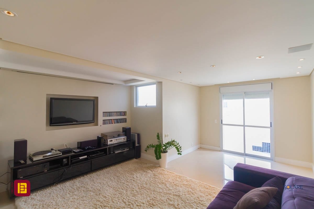 Cobertura com 297m², 4 quartos (sendo 2 suítes), 3 garagens, no bairro João Paulo em Florianópolis