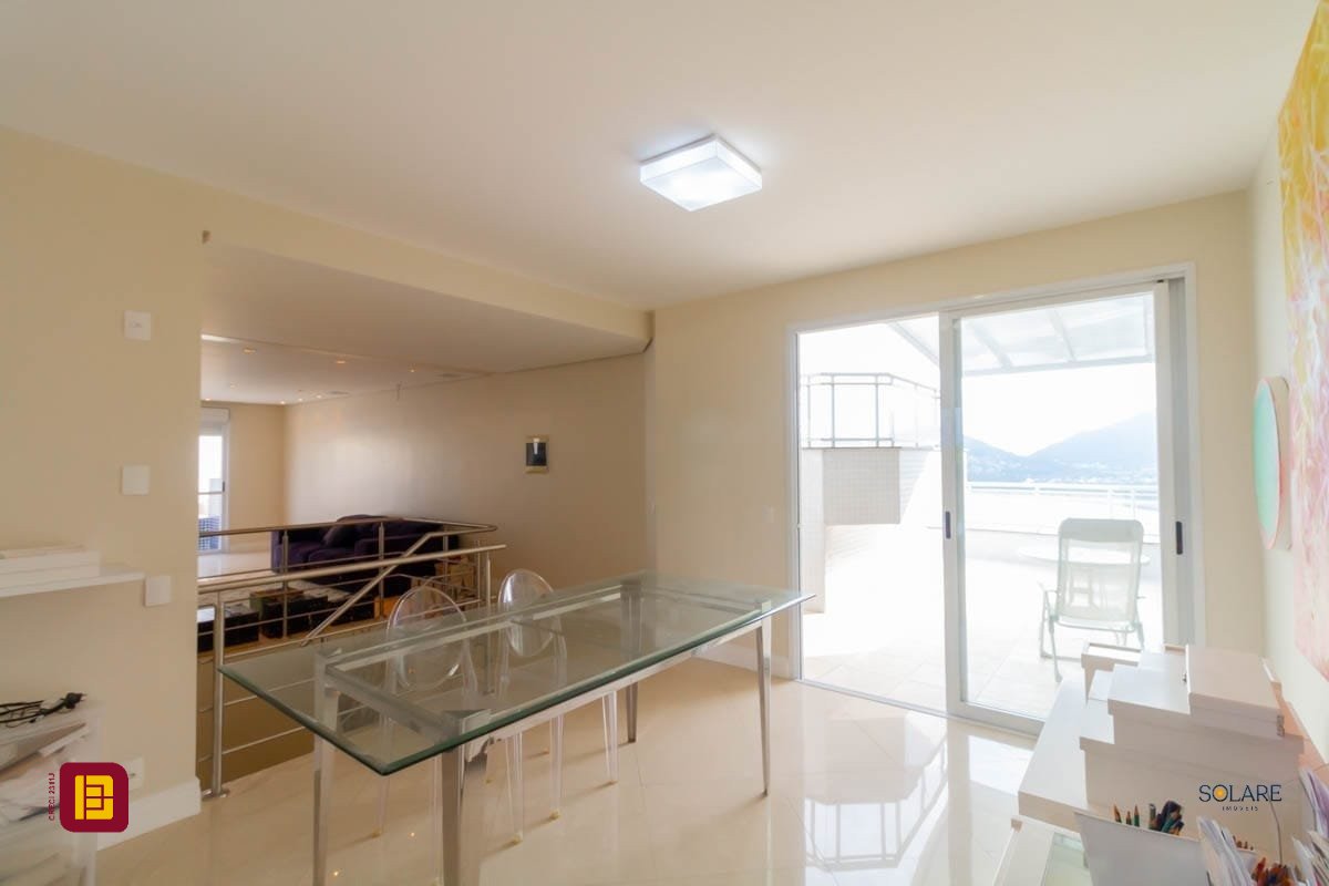 Cobertura com 297m², 4 quartos (sendo 2 suítes), 3 garagens, no bairro João Paulo em Florianópolis