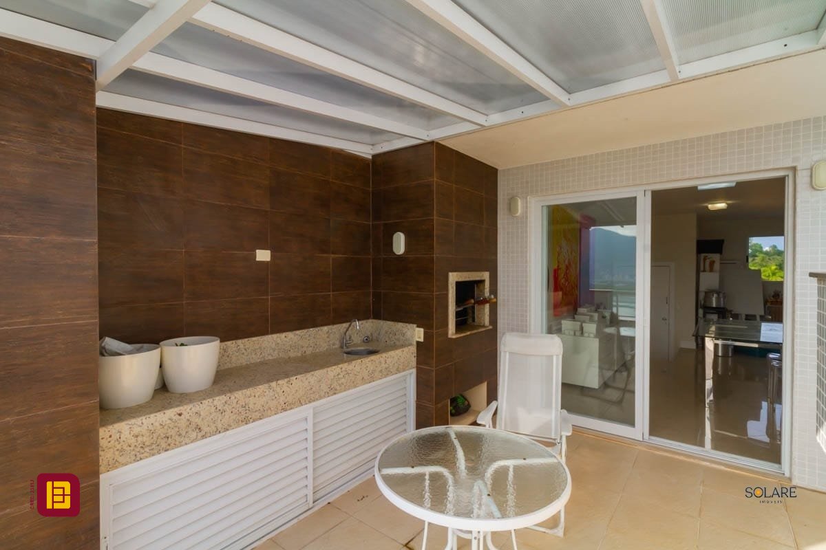 Cobertura com 297m², 4 quartos (sendo 2 suítes), 3 garagens, no bairro João Paulo em Florianópolis