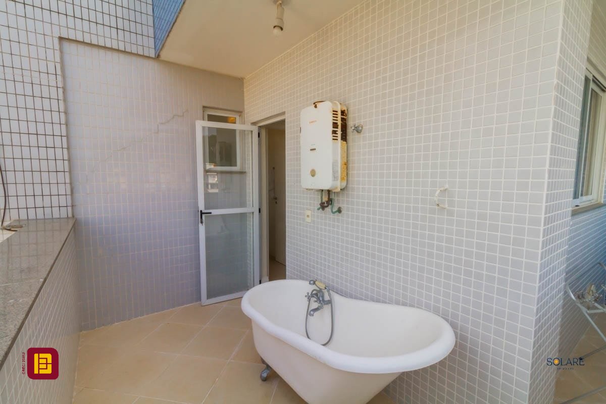 Cobertura com 297m², 4 quartos (sendo 2 suítes), 3 garagens, no bairro João Paulo em Florianópolis