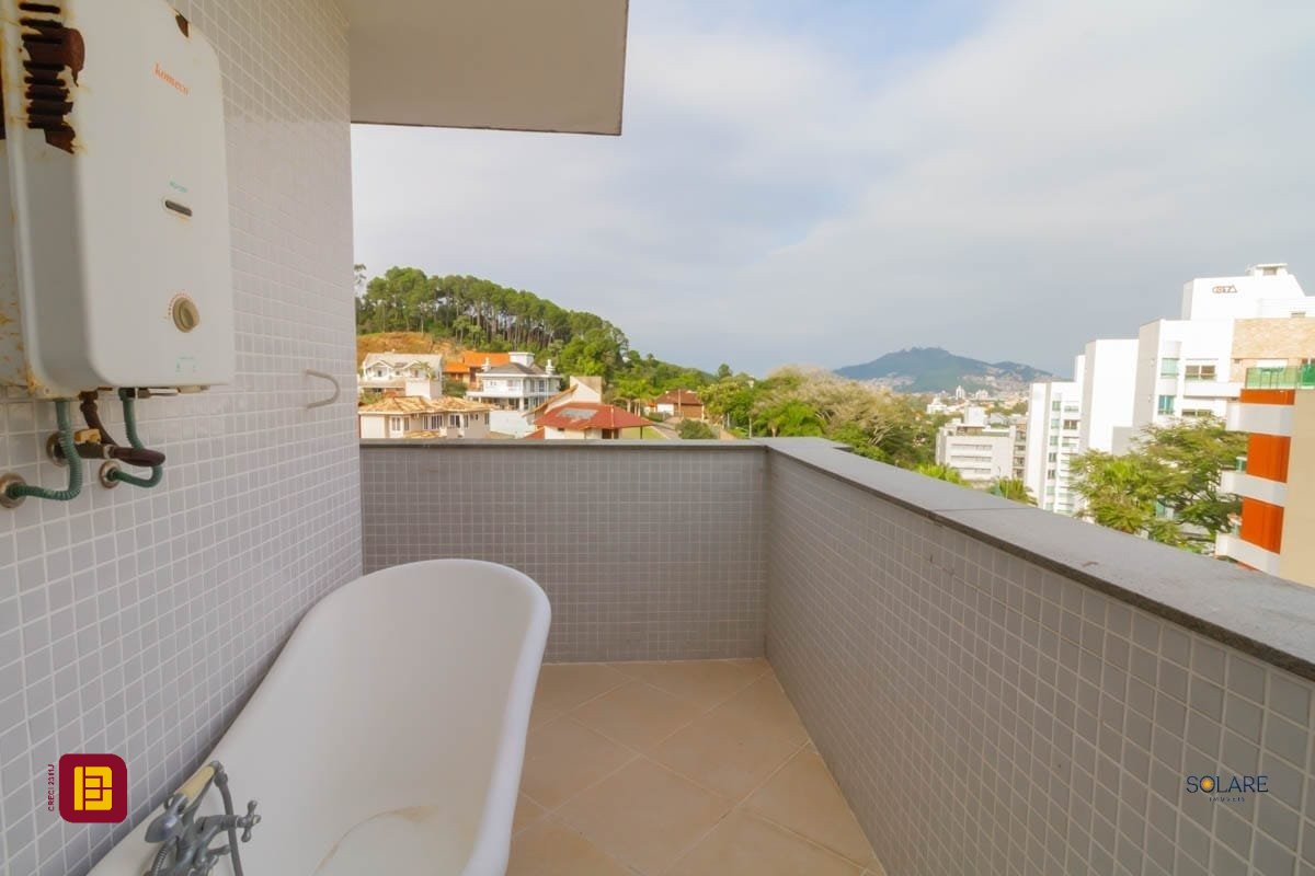 Cobertura com 297m², 4 quartos (sendo 2 suítes), 3 garagens, no bairro João Paulo em Florianópolis
