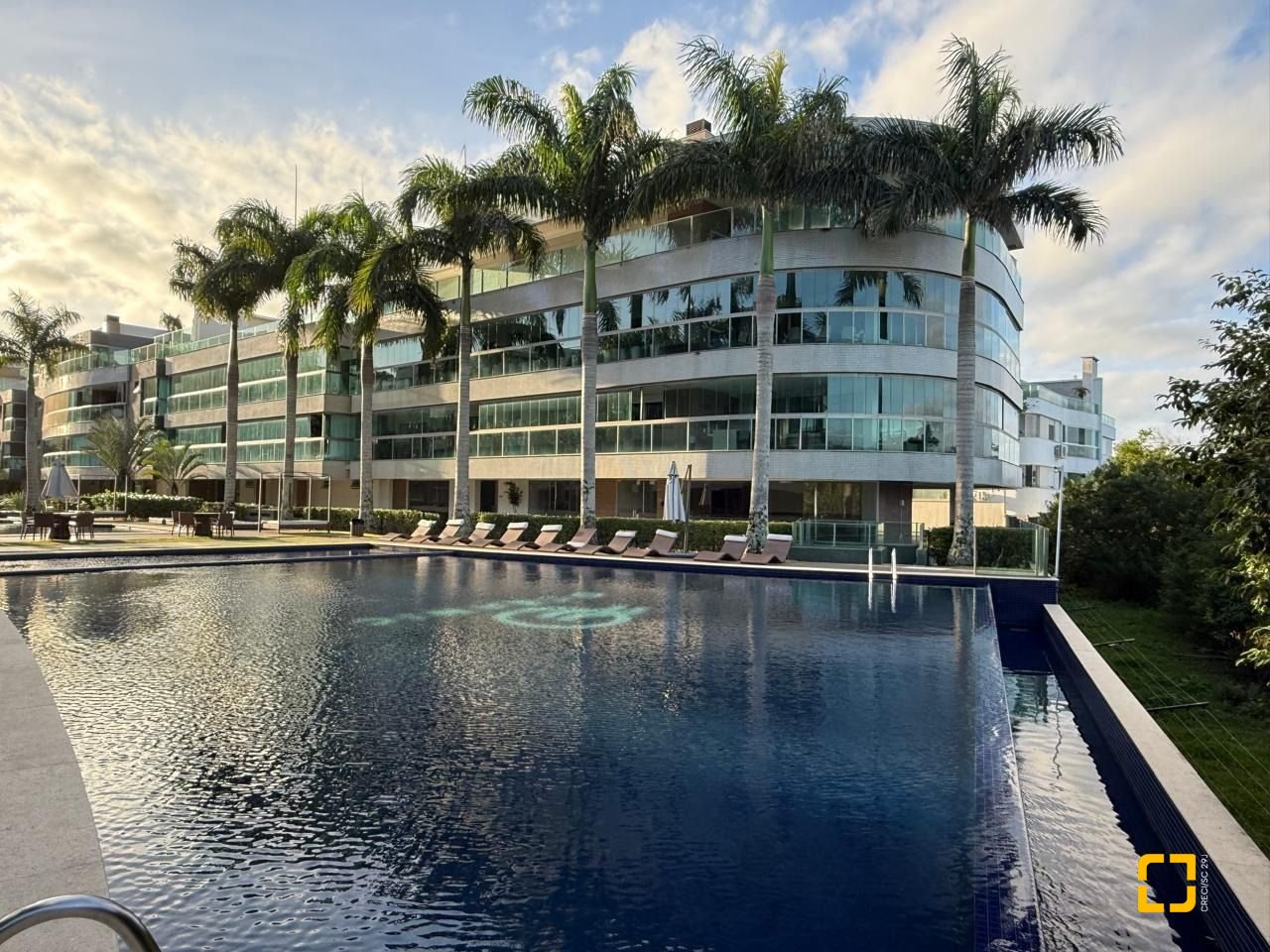 Cobertura com 191m², 4 quartos (sendo 2 suítes), 2 garagens, no bairro Campeche em Florianópolis