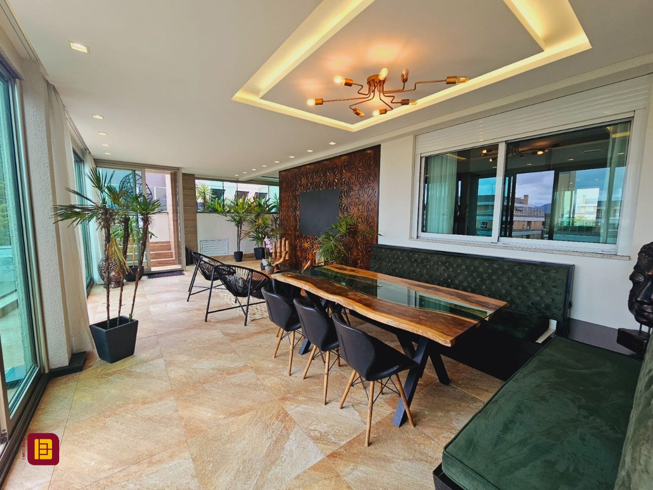 Cobertura com 191m², 4 quartos (sendo 2 suítes), 2 garagens, no bairro Campeche em Florianópolis