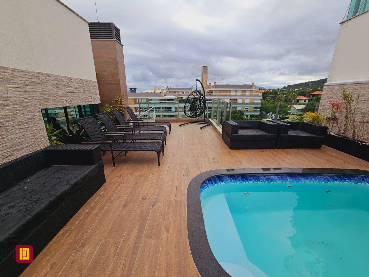 Cobertura com 191m², 4 quartos (sendo 2 suítes), 2 garagens, no bairro Campeche em Florianópolis