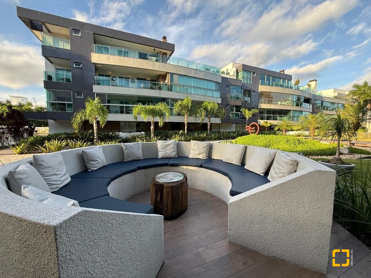 Cobertura com 191m², 4 quartos (sendo 2 suítes), 2 garagens, no bairro Campeche em Florianópolis