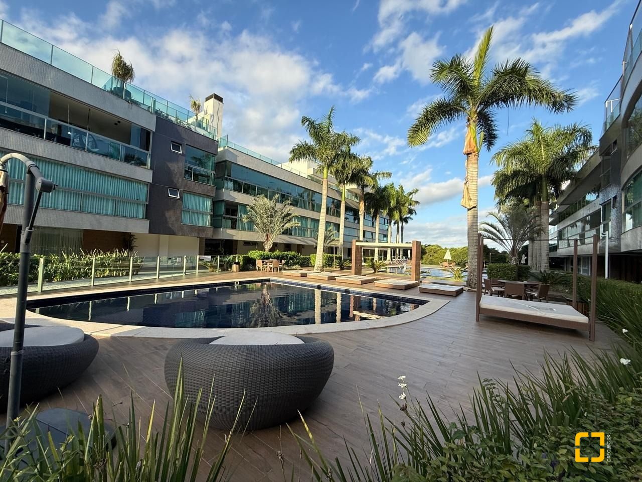 Cobertura com 191m², 4 quartos (sendo 2 suítes), 2 garagens, no bairro Campeche em Florianópolis
