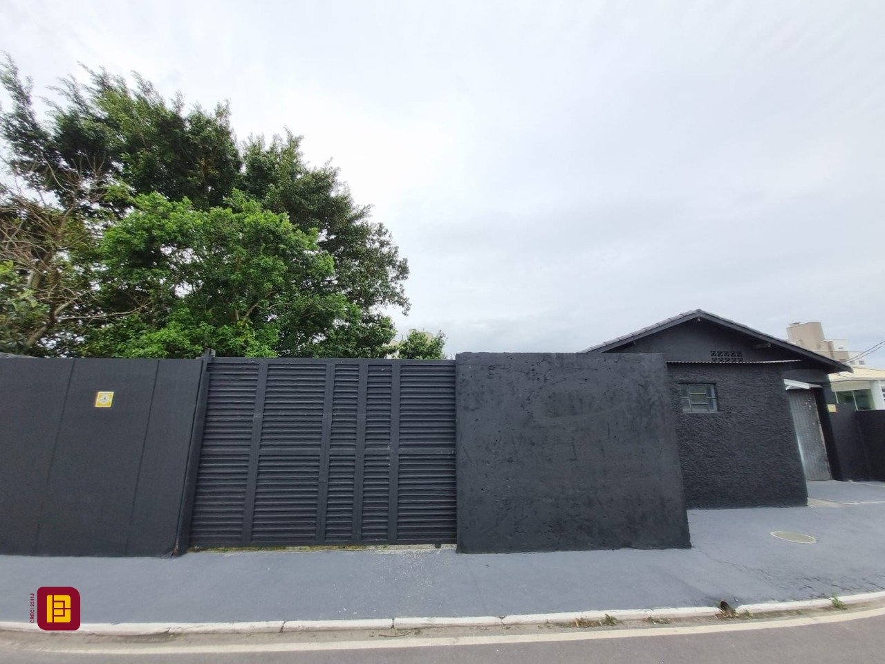 Galpão com 100m², 6 garagens, no bairro Ponte do Imaruim em Palhoça