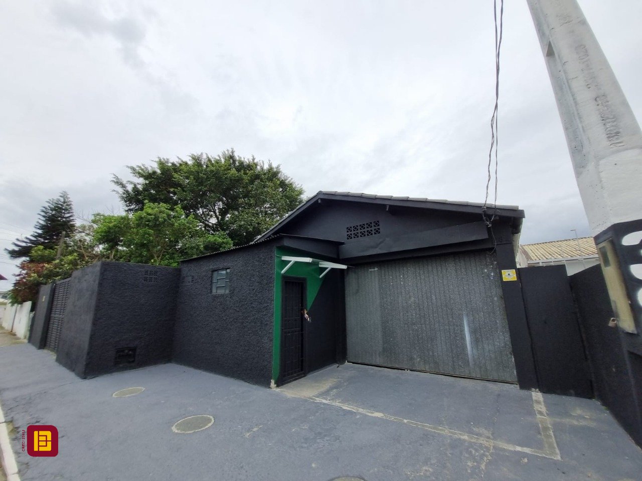 Galpão com 100m², 6 garagens, no bairro Ponte do Imaruim em Palhoça