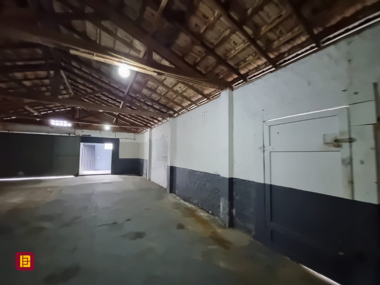 Galpão com 100m², 6 garagens, no bairro Ponte do Imaruim em Palhoça