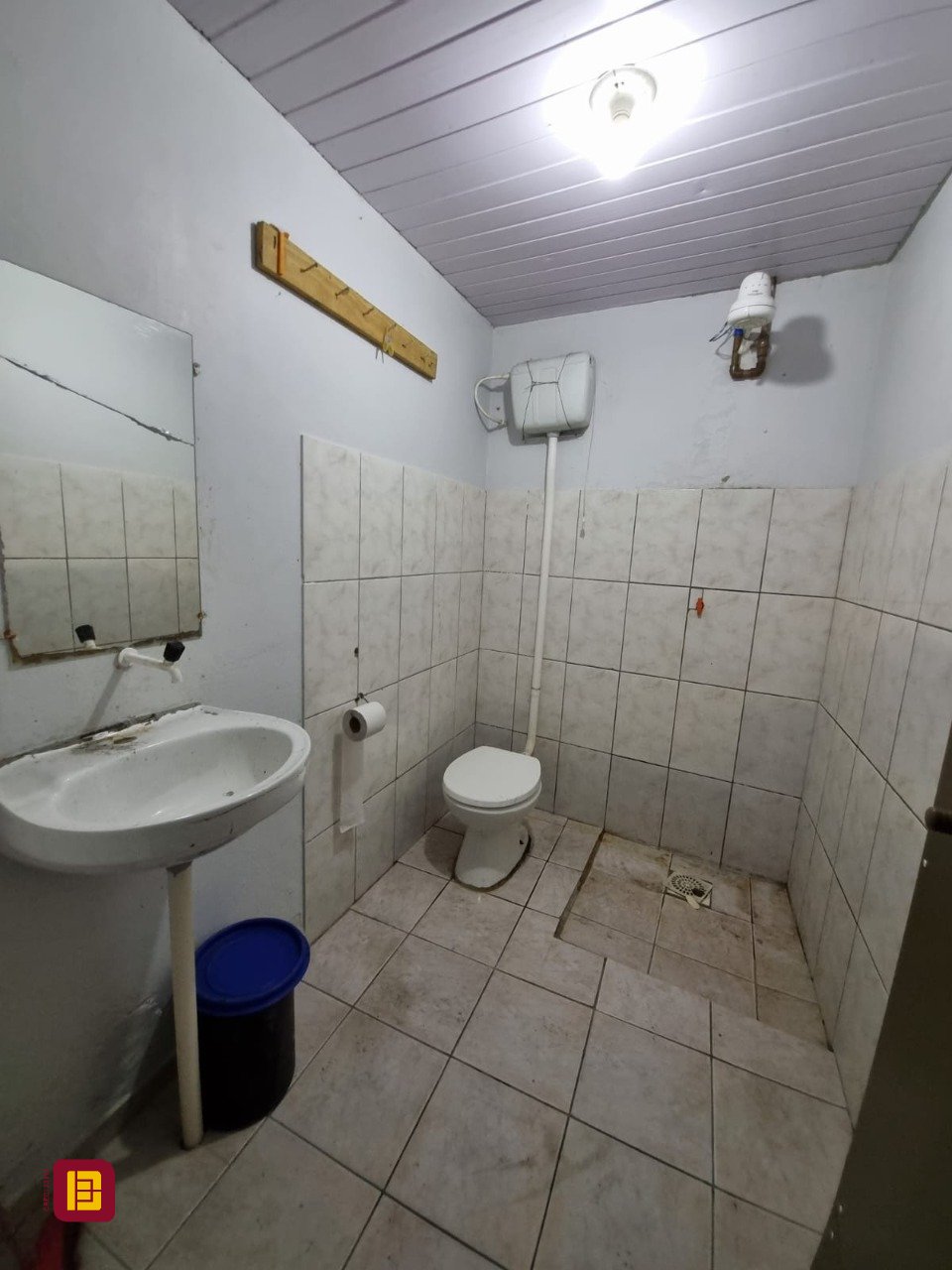 Galpão com 100m², 6 garagens, no bairro Ponte do Imaruim em Palhoça