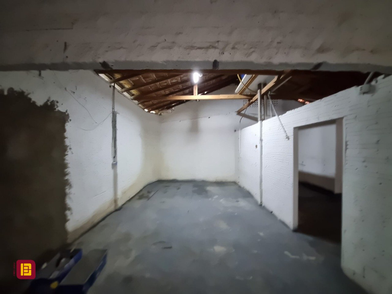 Galpão com 100m², 6 garagens, no bairro Ponte do Imaruim em Palhoça