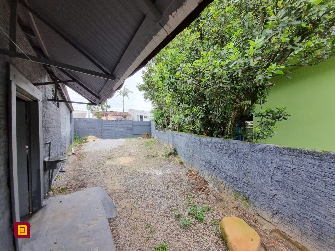Galpão com 100m², 6 garagens, no bairro Ponte do Imaruim em Palhoça