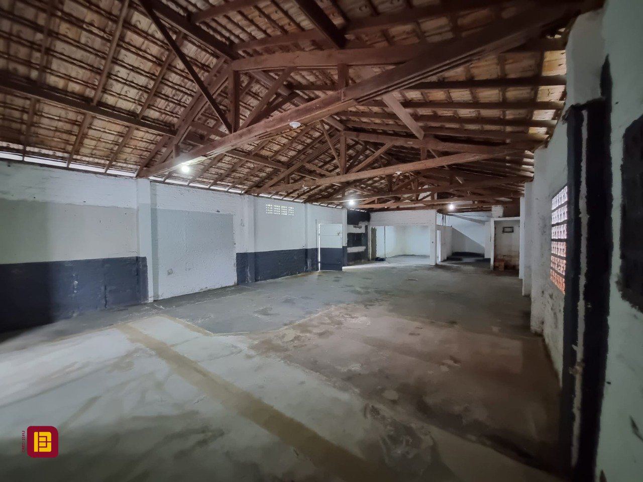Galpão com 100m², 6 garagens, no bairro Ponte do Imaruim em Palhoça